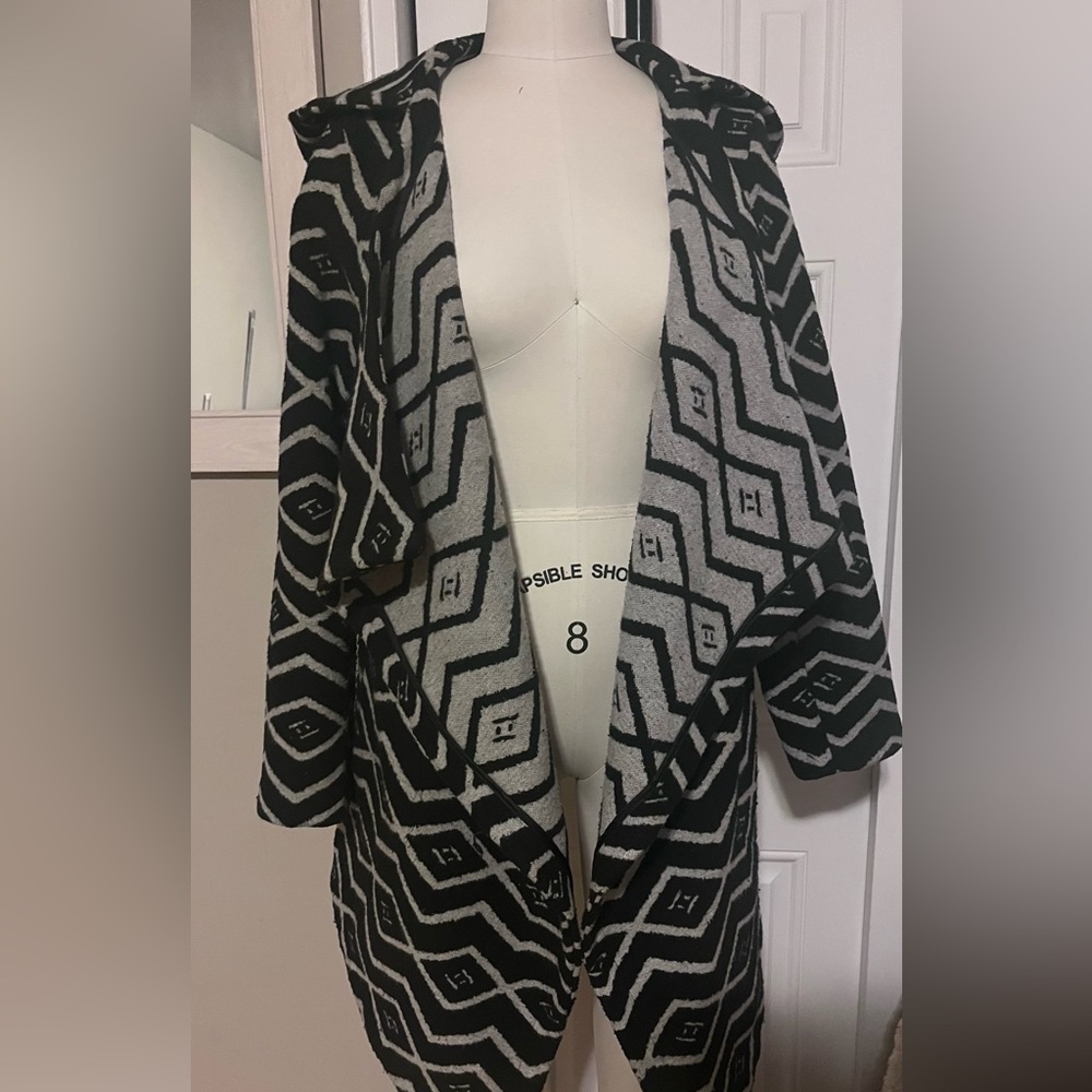 Oversized hooded jacket jacquard cape finish